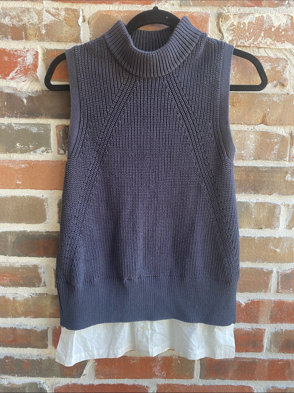 Brochu Walker Sleeveless Mockneck Knit Vest with Slant in Navy & White XS